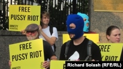 “Pussy Riot” toparynyň agzalaryny goldap Waşingtonda geçirilen protest çykyşy. 17-nji awgust, 2012.