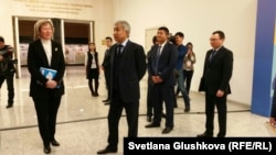 Заместитель премьер-министра Казахстана Имангали Тасмагамбетов рассматривает выставку достижений НПО на 7-м гражданском форуме. Астана, 25 ноября 2016 года.
