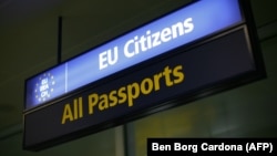 Un panou de informații privind controlul pașapoartelor pe Aeroportul Internațional din Malta, țară care a intrat în zona Schengen fără frontiere a UE, pe 21 decembrie 2007.