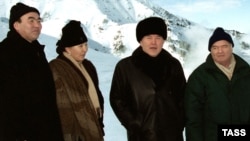 Слева направо: президент Кыргызстана Аскар Акаев с женой, президент Казахстана Нурсултан Назарбаев и президент Узбекистана Ислам Каримов на горнолыжном спортивном комплексе «Чимбулак». 8 января 2001 года.