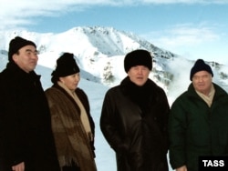 Зьлева направа: Аскар Акаеў з жонкай, Нурсултан Назарбаеў і Іслам Карымаў з вышыні аглядаюць панараму гарналыжнай базы Чымбулак у Казахстане