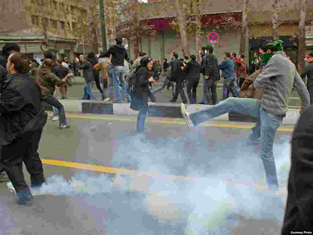 Opposition supporters fend off tear gas. (photo by Sara)