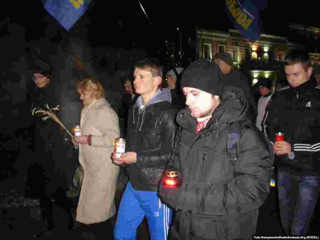 Активісти політичних та громадських організацій, небайдужі жителі зі свічками та пшеничним колоссям у руках пройшли мовчазною колоною від центру Дніпропетровська до привокзальної площі