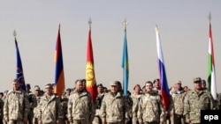 Президенттер (солдон оңго экинчи) С. Саркисян, К. Бакиев(солдон үчүнчү), Н. Назарбаев(оңдон үчүнчү), Д. Медведев(оңдон экинчи), Э. Рахмон(оңдо биринчи) Казакстандын түштүгүндөгү аскерий машыгууда. 16-октябрь 2009-ж.