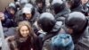 Полициянын атайын күчтөрү оппозиция активисттерин кармоодо. Москва, 31-март, 2012-жыл. 