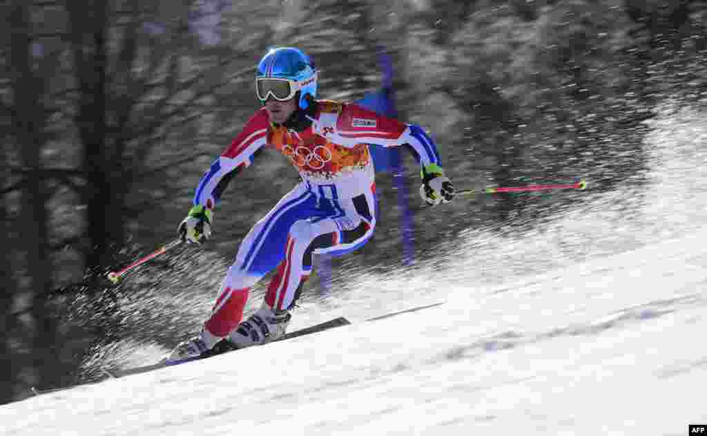 French silver-medal winner Steve Missillier competes during the men's alpine skiing giant slalom (AFP/ Fabrice Coffrini)