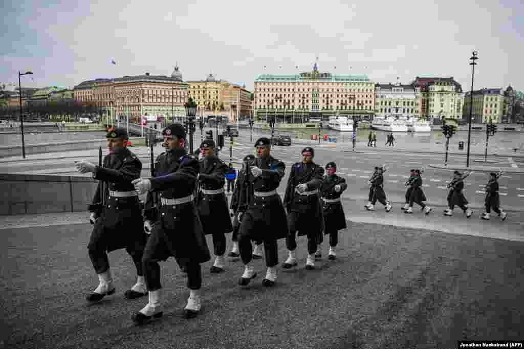 Ushtarët e patrullës së Gardës Mbretërore të Suedisë pranë pallatit në Stokholm, më 25 mars.