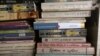 کتاب‌هایی در یک کتاب‌فروشی در لیما، از جمله آثاری از مارکز (برنده نوبل ادبیات ۱۹۸۲)، یوسا (برنده نوبل ادبیات ۲۰۱۰) و فوئنتس (که بارها نامش در گمانه‌زنی‌ها بود اما هیچوقت برنده نوبل نشد)