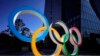 Жапония Олимпиада комитеті штаб-пәтерінің алдында тұрған "Олимпиада сақиналары" монументі. 24 наурыз 2020 жыл.