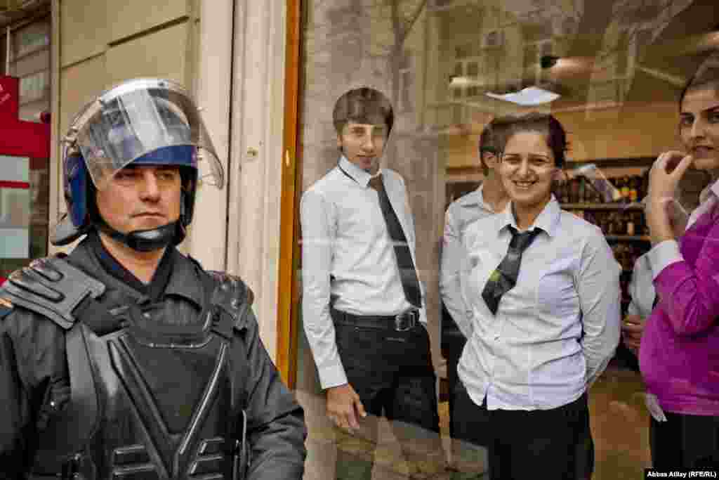 Onlookers to a protest in Baku on January 26, where 40 people were detained. (RFE/RL/Abbas Atilay)