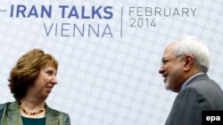 Координатор переговорів від світової спільноти, верховний представник ЄС із закордонних справ Катрін Аштон (л) вітає голову МЗС Ірану Могаммада Джавада Заріфа (п) на переговорах у Відні, 18 лютого 2014 року