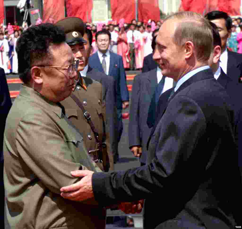 Kim (left) welcomes then-Russian President Vladimir Putin to Pyongyang in July 2000.