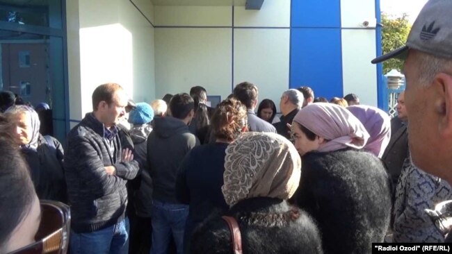 Вкладчики у главного офиса "Таджиксодиротбанка", Душанбе, 12 октября 2018 года