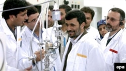 Iranian President Mahmud Ahmadinejad (center) visiting the Natanz nuclear plant in central Iran. (file photo)