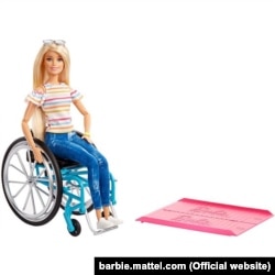 Kerekesszékes, szőke, fehér és kék szemű Barbie a Mattel kínálatából