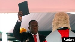 Emmerson Mnangagwa prezidentlige kasam edýär, Zimbabwe, 24-nji noýabr, 2017. 