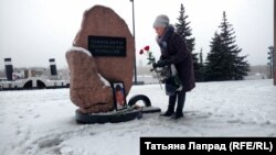 Участница акции памяти в Красноярске