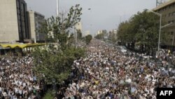 Iran -- Iranian supporters of defeated presidential candidate Mir Hossein Musavi march in Tehran, 15Jun2009.