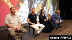 Камал театры артистлары "Зәңгәр шәл" спектаклен тикшерә