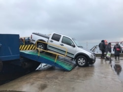 При высоком уровне воды паром безболезненно преодолевают только внедорожники