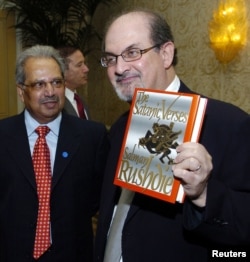 Salman Rushdie "Şeytan ayələri" kitabı ilə, ABŞ, 2006