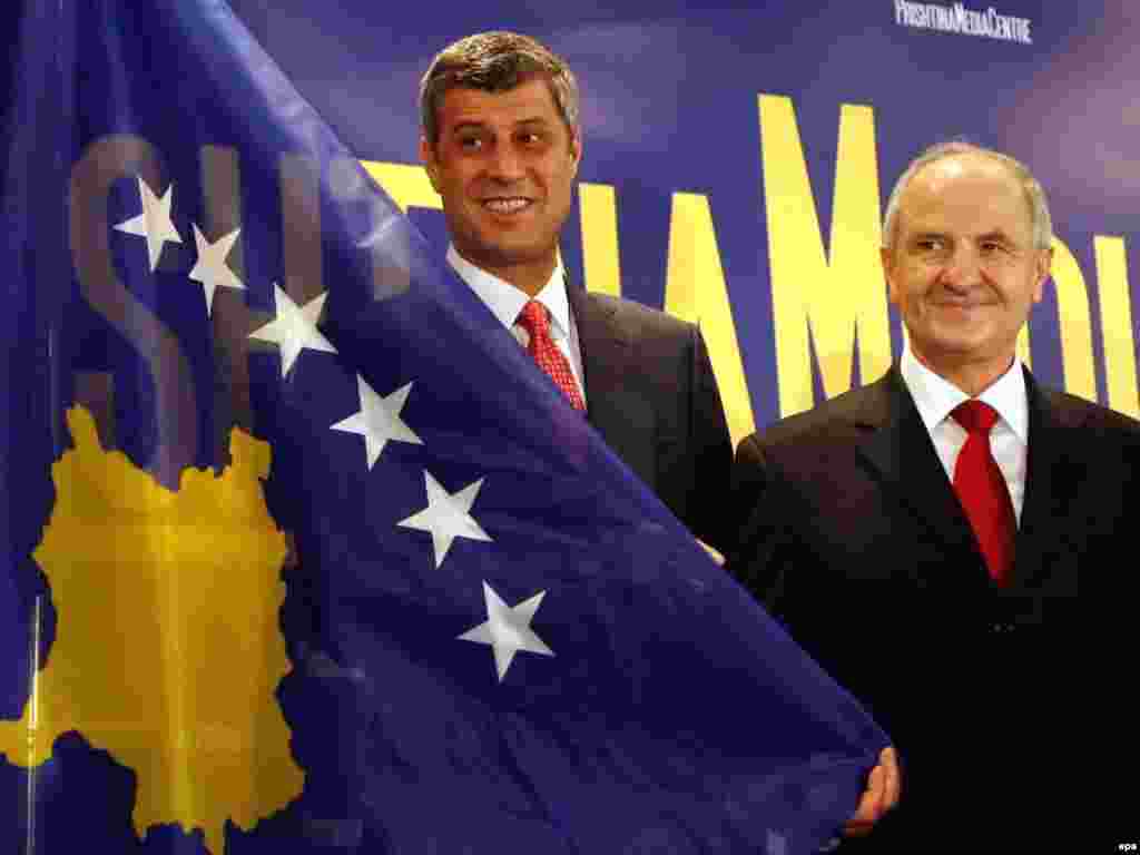 Presidenti Sejdiu dhe kryeministri Thaçi prezantojnë flamurin e Republikës së Kosovës, 17 shkurt 2008. - Caption: epa01258712 Kosovo's Prime Minister Hashim Thaci (L) and Kosovo's President Fatmir Sejdiu present the new Kosovo flag during a press conference in Pristina, Kosovo on 17 February 2008