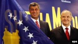 Premijer i predsednik Kosova Hašim Tači i Fatmir Sejdiu sa novom kosovskom zastavom nakon proglašenja nezavisnosti Kosova, 17. februara 2008.