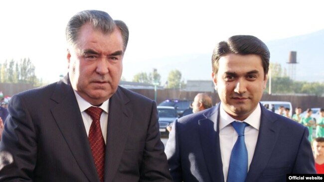 Президент Таджикистана Эмомали Рахмон с сыном Рустамом Эмомали (справа). 25 декабря 2015 года.