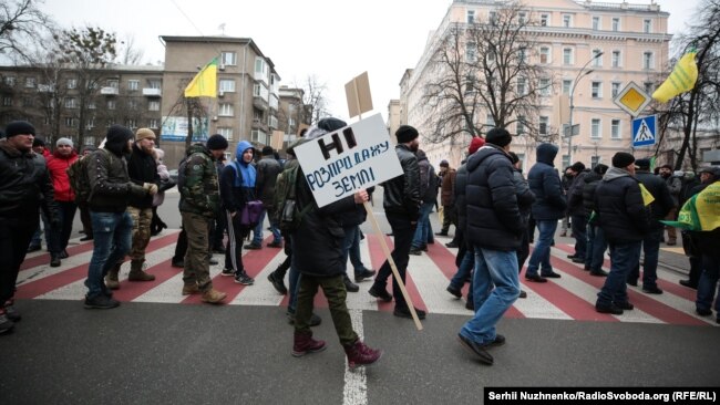 Аграрії, які виступають проти продажу землі, перекрили деякі вулиці в урядовому кварталі. Київ, 14 січня 2020 року