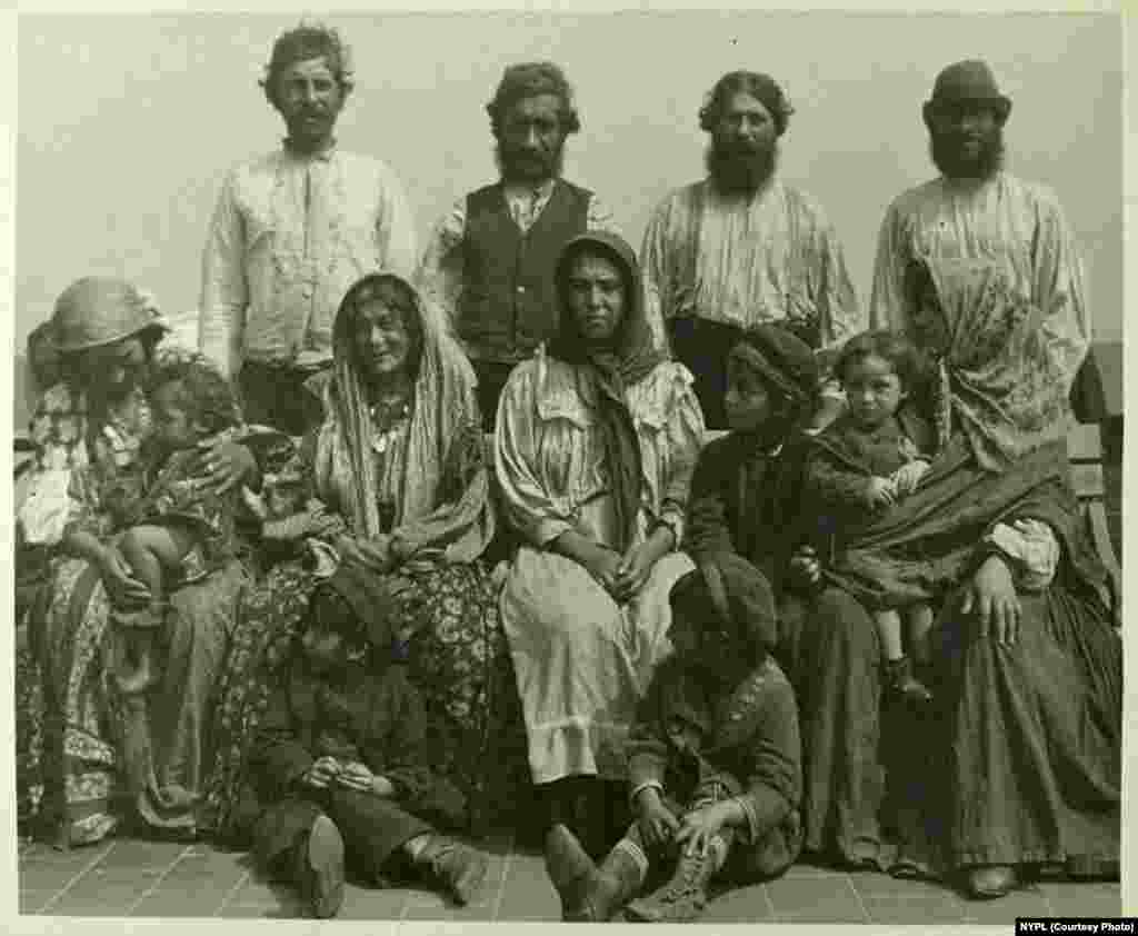 Serbian Roma (circa 1906).