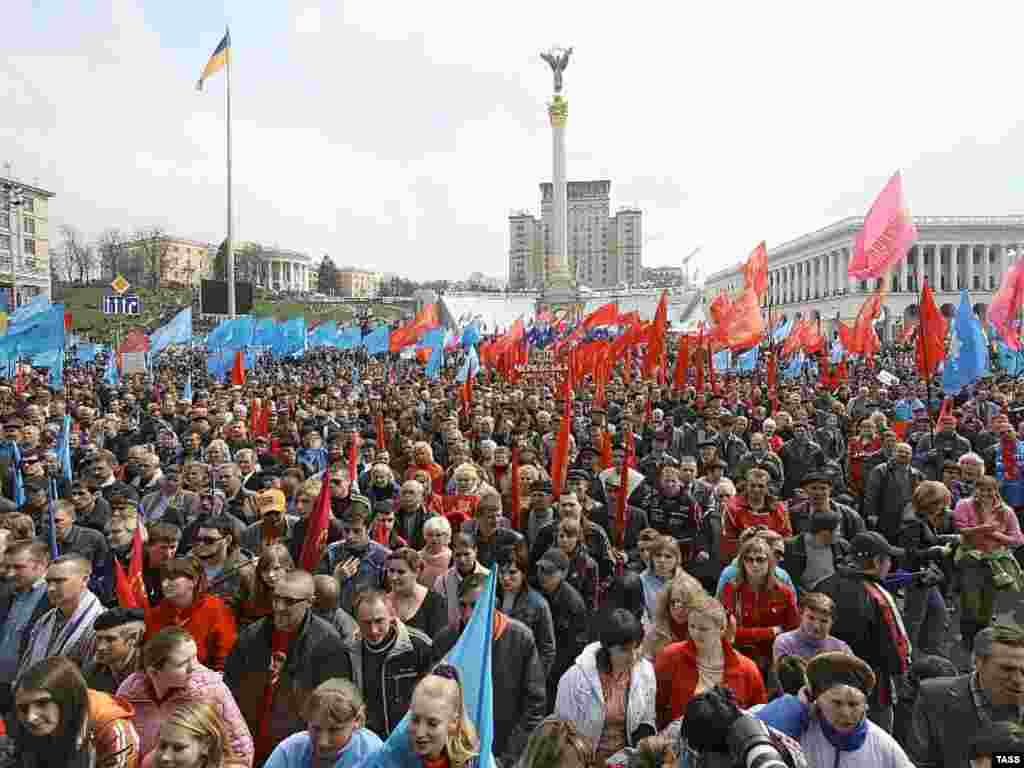 Caption: ITAR-TASS 107: KIEV, UKRAINE. APRIL 4. Demonstrators stage a thousands-strong rally to support Prime Minister and the parliamentary coalition in Independence Square in central Kiev