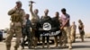 Иракские силы безопасности и шиитские ополченцы показывают флаг, захваченный у боевиков группировки «Исламское государство». Амерли, 1 сентября 2014 года.