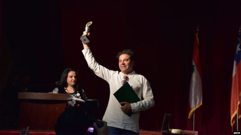سید سوران حسینی مدال طلایش را در جشنواره بین‌المللی تئاتر خیابانی «دربندیخوان» عراق دریافت کرده بود