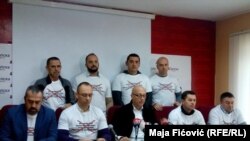 Goran Rakić i predstavnici Srpske liste na pres konferenciji u Mitrovici nose majice na kojima su prekriženi Međunarodno pravo, Povelja UN, Rezolucija 1244 SB, Vojno-tehnički sporazum iz Kumanova