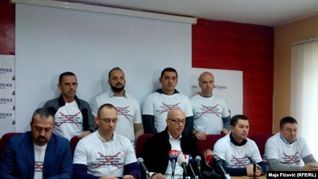 Goran Rakić i predstavnici Srpske liste na pres konferenciji u Mitrovici nose majice na kojima su prekriženi Međunarodno pravo, Povelja UN, Rezolucija 1244 SB, Vojno-tehnički sporazum iz Kumanova