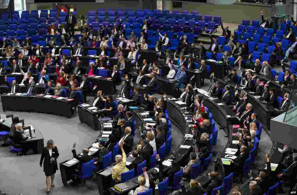 Законодатели на сессии Бундестага, нижней палаты парламента Германии, голосуют за символическую резолюцию о признании геноцидом массового убийства армян оттоманскими вооруженными силами в 1915 году, Берлин