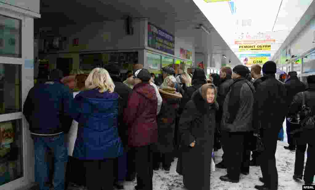 У гандлёвым цэнтры “Монетка” адбыўся сход дробных гандляроў у падтрымку прадпрымальніцы Галіне Бабіцкай - У гандлёвым цэнтры “Монетка” адбыўся сход дробных гандляроў у падтрымку прадпрымальніцы Галіне Бабіцкай