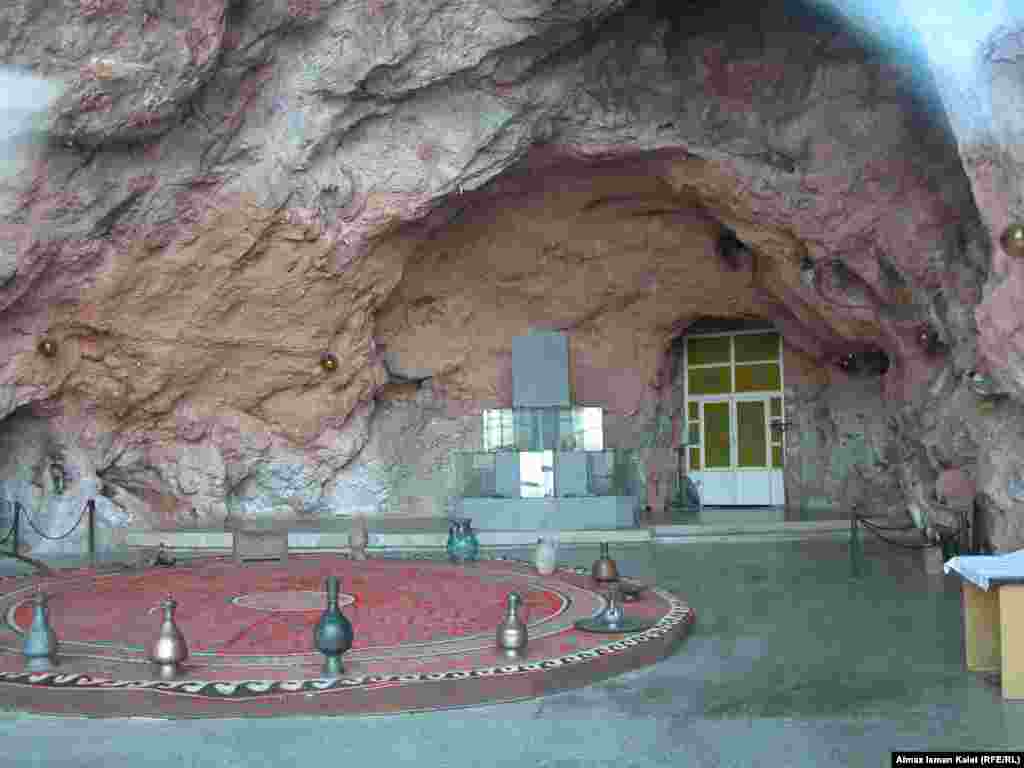 Верхний зал музея на Сулейман-Тоо, расположенный пещерах. 