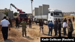 Турция строит разделительную стену на одном из участков турецком-сирийской границы, август 2016