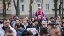 Чаму улады прыпынілі дзеяньне дэкрэту аб дармаедах, на якія парушэньні правоў чалавека ў Беларусі зьвяртае ўвагу Дзярждэпартамэнт ЗША, пра што сьведчыць пікіроўка паміж прэм’ерамі Беларусі і Расеі ў Бішкеку? 