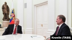 Встреча российского президента Владимира Путина (л) с украинским политиком Виктором Медведчуком (п). Россия, Москва, Кремль, 10 марта 2020 года