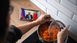 Žena gleda uživo prenos obraćanja ruskog predsednika Vladimira Putina naciji zbog epidemije korona virusa, Moskva, 2. april 2020. godine