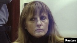 Мишель Мартен, бывшая жена и сообщница педофила Марка Дютру, во время суда по своему делу в марте 2004 года. 