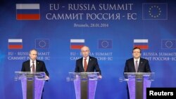 Володимир Путін, Герман Ван Ромпей, Жозе Мануел Баррозу на прес-конференції у Брюсселі, 28 січня 2014 року
