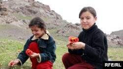 Gülnar Aytəndən kiçik olsa da, bayramı daha çox arzu edən odur. 