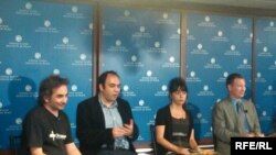 RFE/RL's Fred Petrossians (second from left) and Golnaz Esfandiari (center) joined bloggers at the US Institute of Peace (8Jul2010)