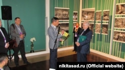 Михайлу Піотровському вручають хризантему «Ермітаж»