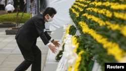 Прем’єр-міністр Японії Сіндзо Абе покладає квіти до меморіалу в Хіросімі, 6 серпня 2020 року