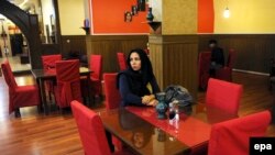 Egy nő várja az ételét egy kabuli étteremben 2016-ban. Most valószínűleg tálib fegyveresek zaklatnák, még akkor is, ha nem egyedül lenne