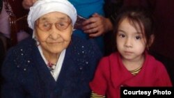 110 жасқа келген қарт ана Қызылгүл Боранбаева немересімен бірге. Қызылорда, Тасбөгет кенті, 10 қаңтар 2012 жыл. Сурет жеке мұрағаттан алынған.